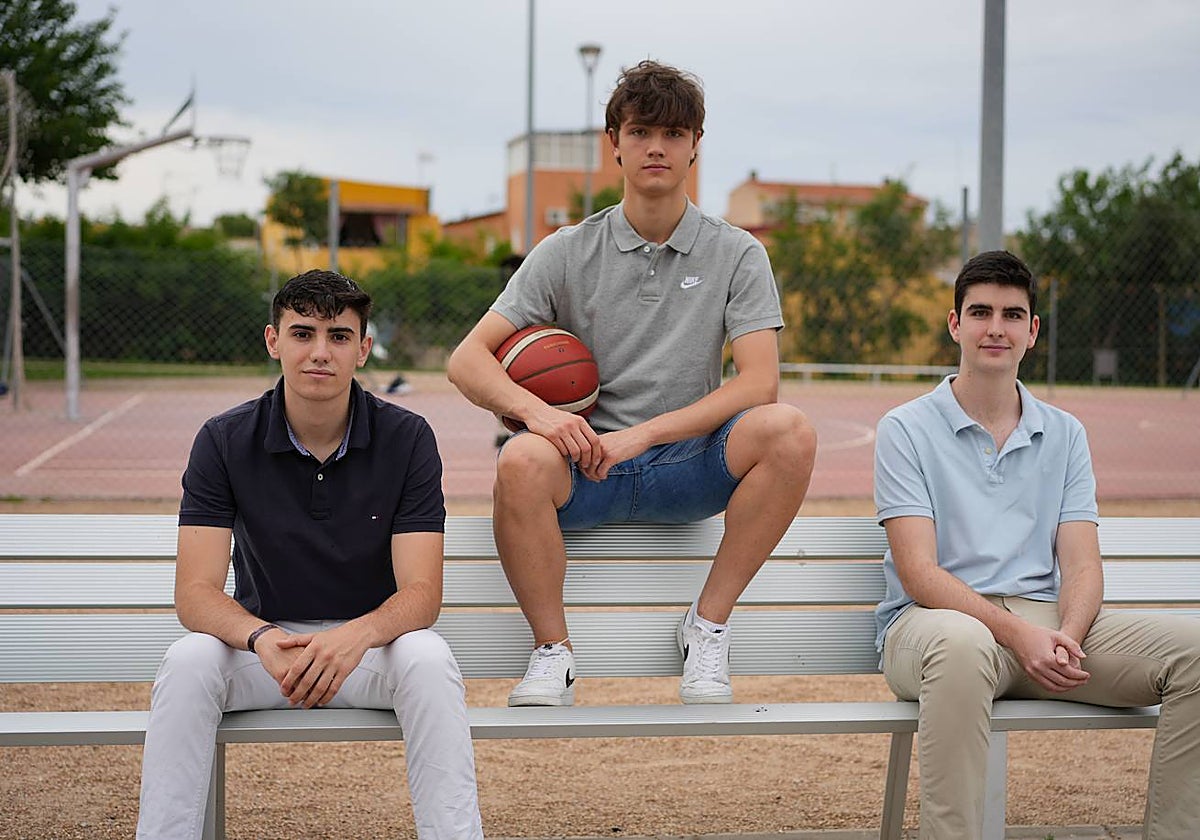 Raúl, Pablo y Alejandro (de izquierda a derecha), juveniles del BCB y brillantes estudiantes.