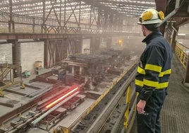 Un trabajador de Siderúrgica Balboa, en Jerez, en las instalaciones de la acería.