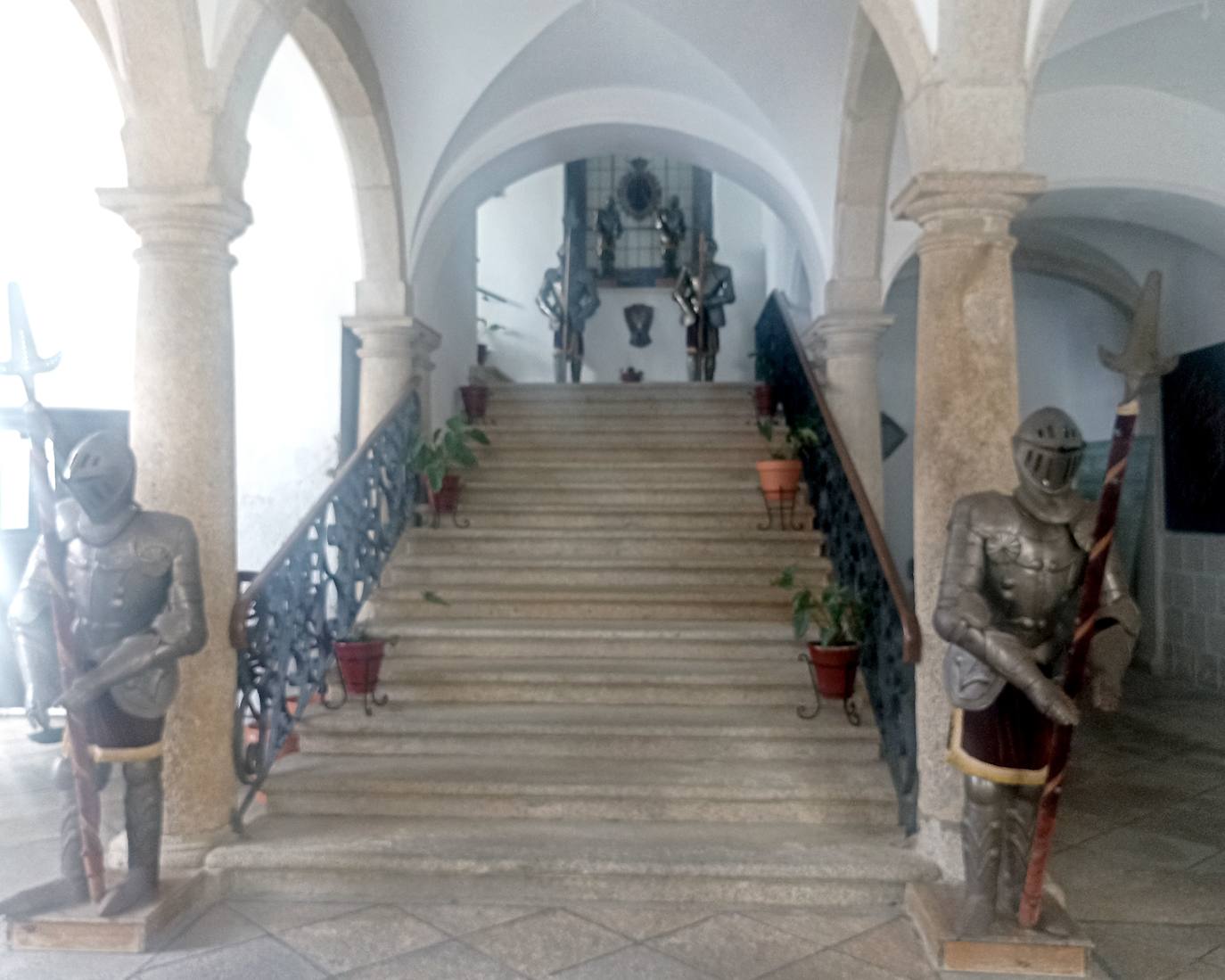 Escalinata del Ayuntamiento de Valencia de Alcántara.