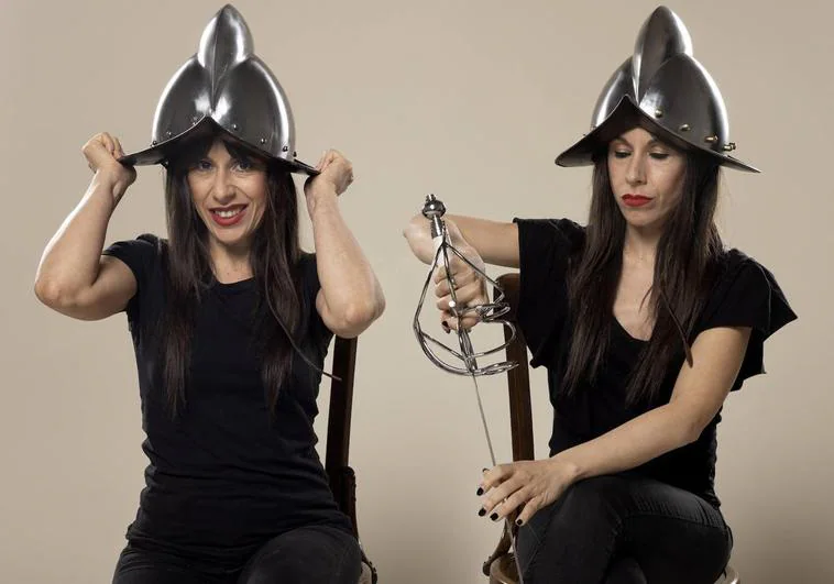 Las hermanas extremeñas Marisa y Cristina Zapata, vestidas de conquistadoras.
