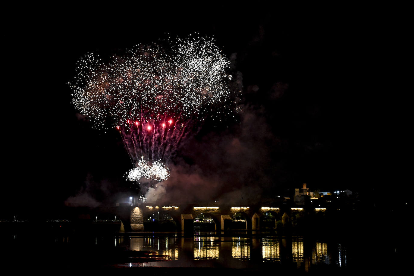 Fuegos artificiales en la noche de San Juan de Badajoz