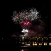 Los fuegos artificiales iluminan la noche de San Juan