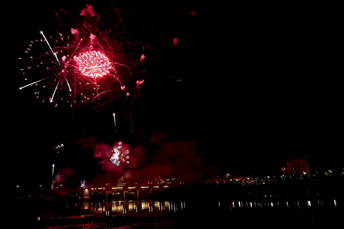 Fuegos artificiales en la noche de San Juan de Badajoz