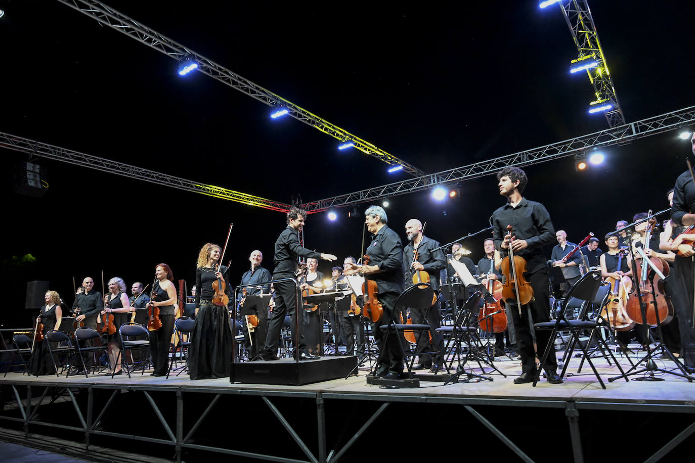 La OEx actuó en el embarcadero del parque del río antes del espectáculo de fuegos artificiales. 