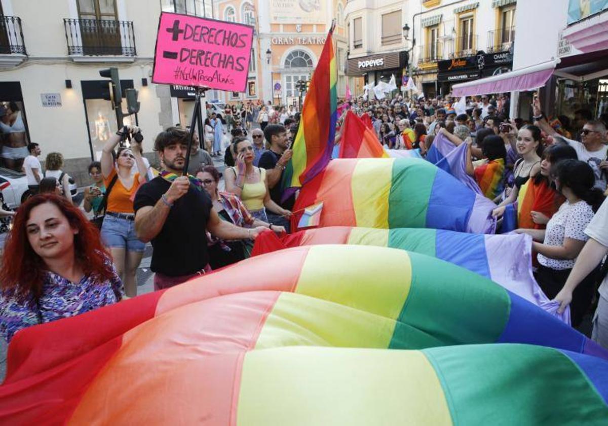 Momento de la marcha con la bandera arco iris por el centro de Cáceres.