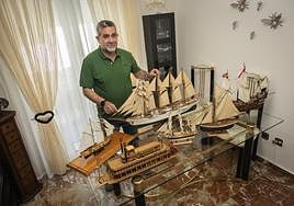 José Guzmán junto a varias de sus maquetas.