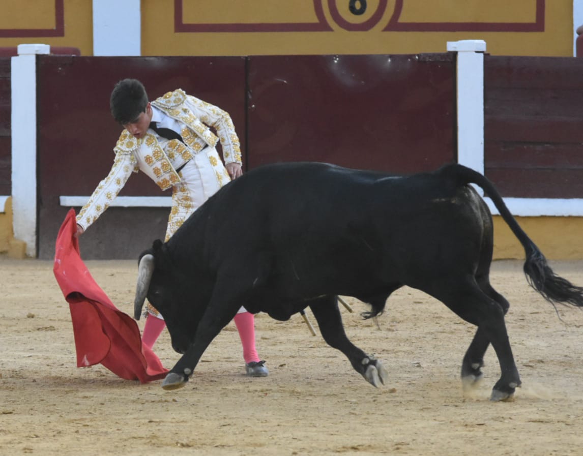 Adrián Monroy con el quinto de la tarde, al que cortó una oreja.