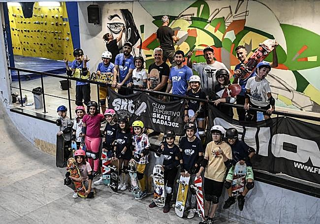 Unos aficionados mayores enseñan a lo niños a dominar el skate.