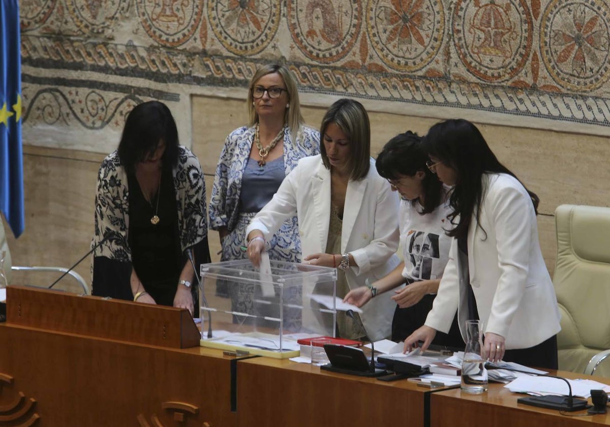 La presidenta de la Asamblea, Blanca Martín, durante la votación secreta para la elección de la Mesa el martes 20.