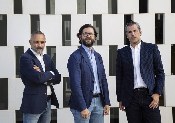 Santiago Martínez-Vares, a la izquierda, con los socios de su consultora.