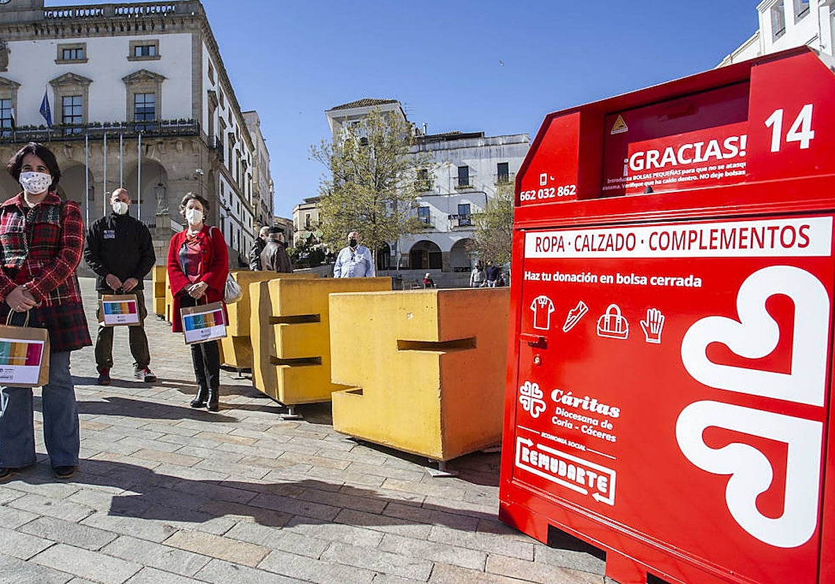 Contenedor de recogida de textil en Cáceres.