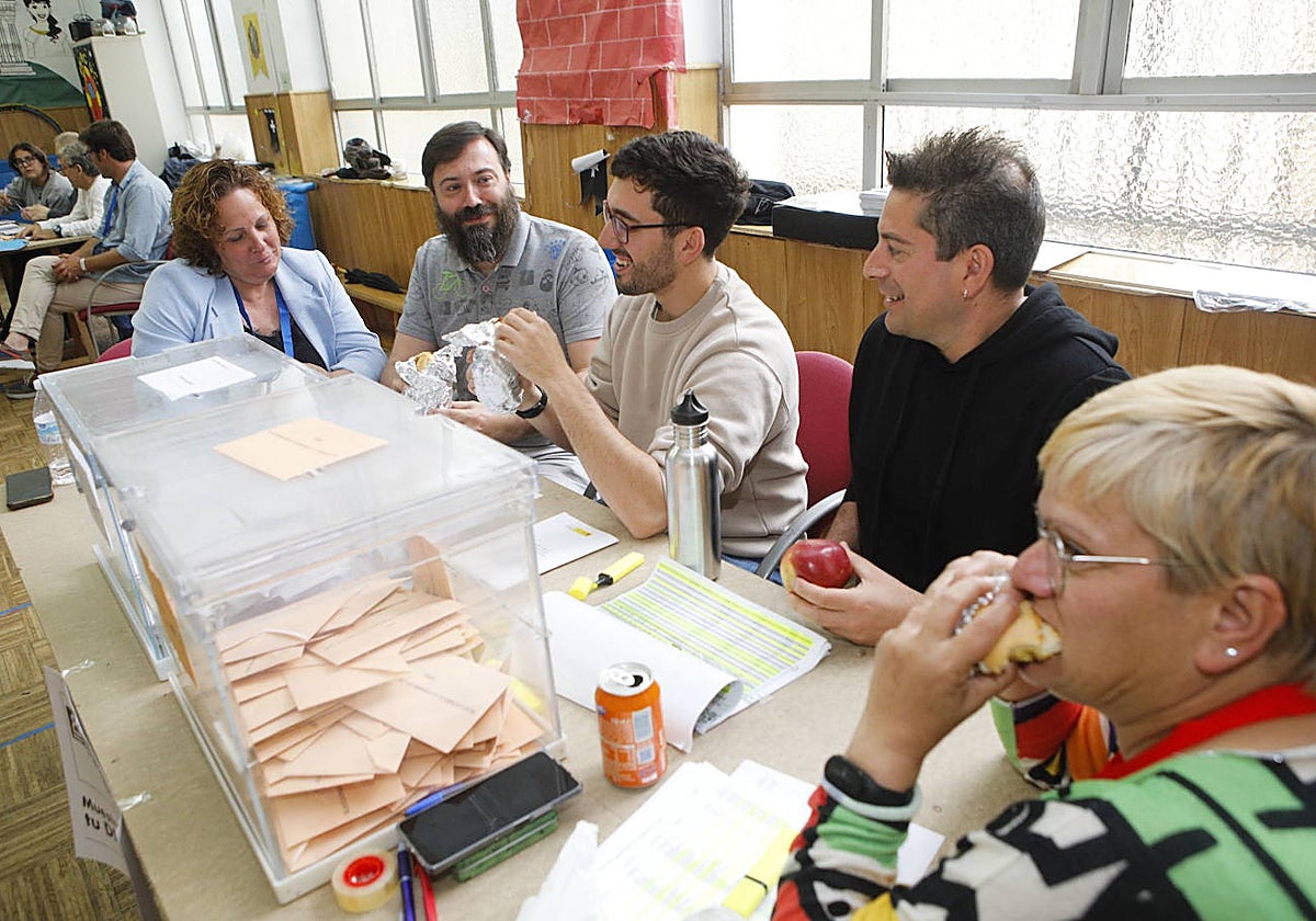Mesa electoral en Cáceres el pasado 28 de mayo.