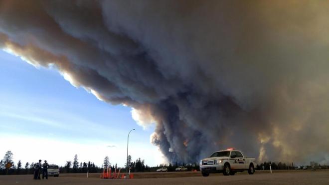 Agentes de la Policía vigilan el incendio de Fort McMurray, en Alberta.
