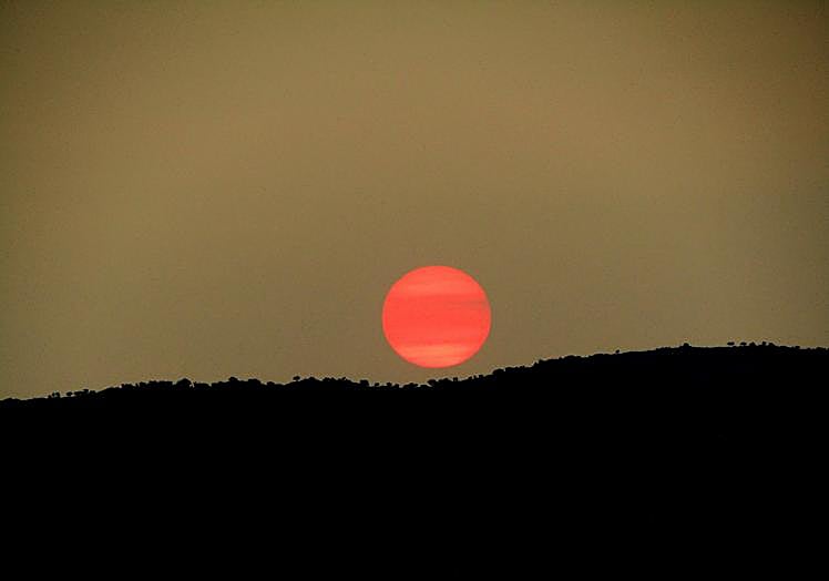 Así de rojizo se veía el sol este martes a su salida, desde Helechosa de los Montes, como consecuencia del humo de los incendios de Canadá.