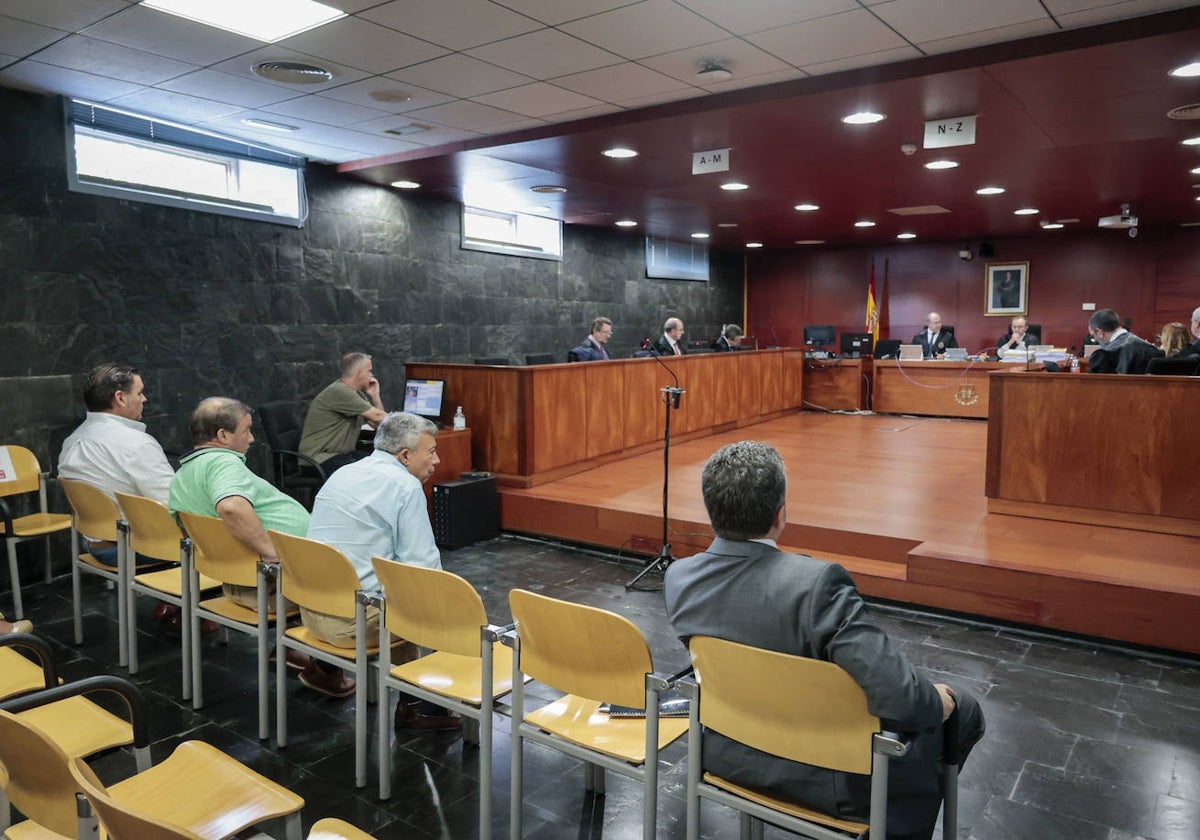 Los acusados ante el tribunal de la Audiencia Provincial de Cáceres.