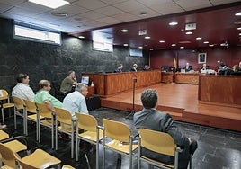 Los acusados ante el tribunal de la Audiencia Provincial de Cáceres.