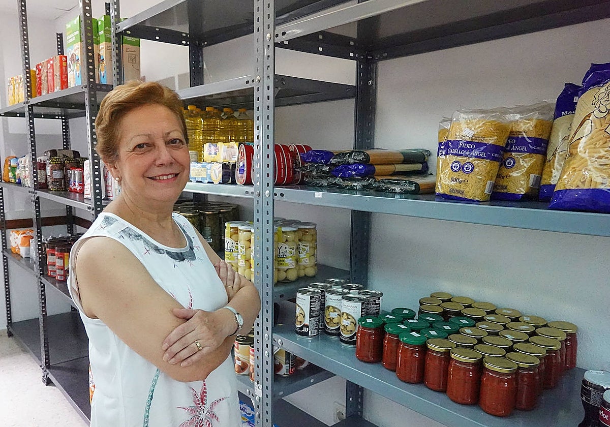 Rosa Infantes, coordinadora de Cáritas, en el almacén solidario de San Roque.