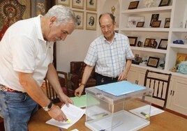 Juan Carlos Fernández Rincón, mayordomo saliente, y Marcial León, tesorero, en plenos preparativos de la sesión de votaciones de este jueves.