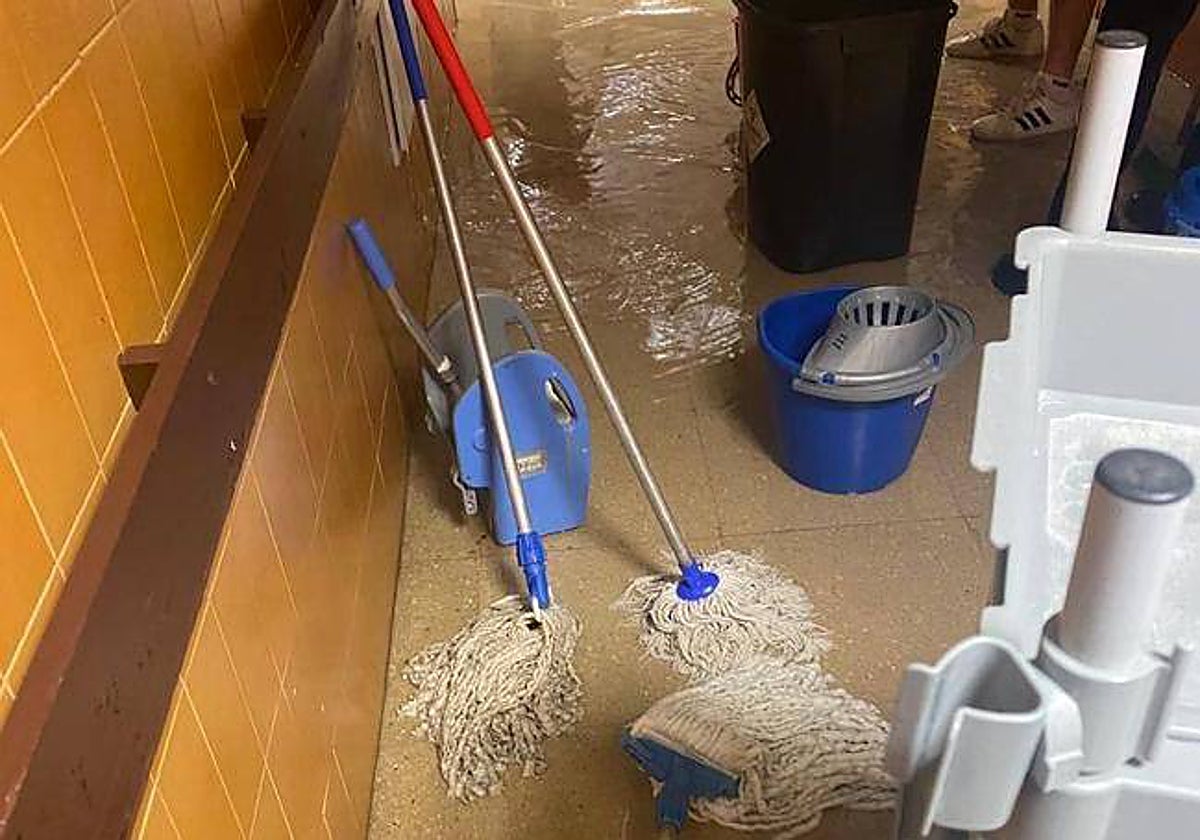 Una rotura de una tubería de agua caliente inundó parte de la quinta planta del Hospital Universitario de Badajoz hace escasos días.