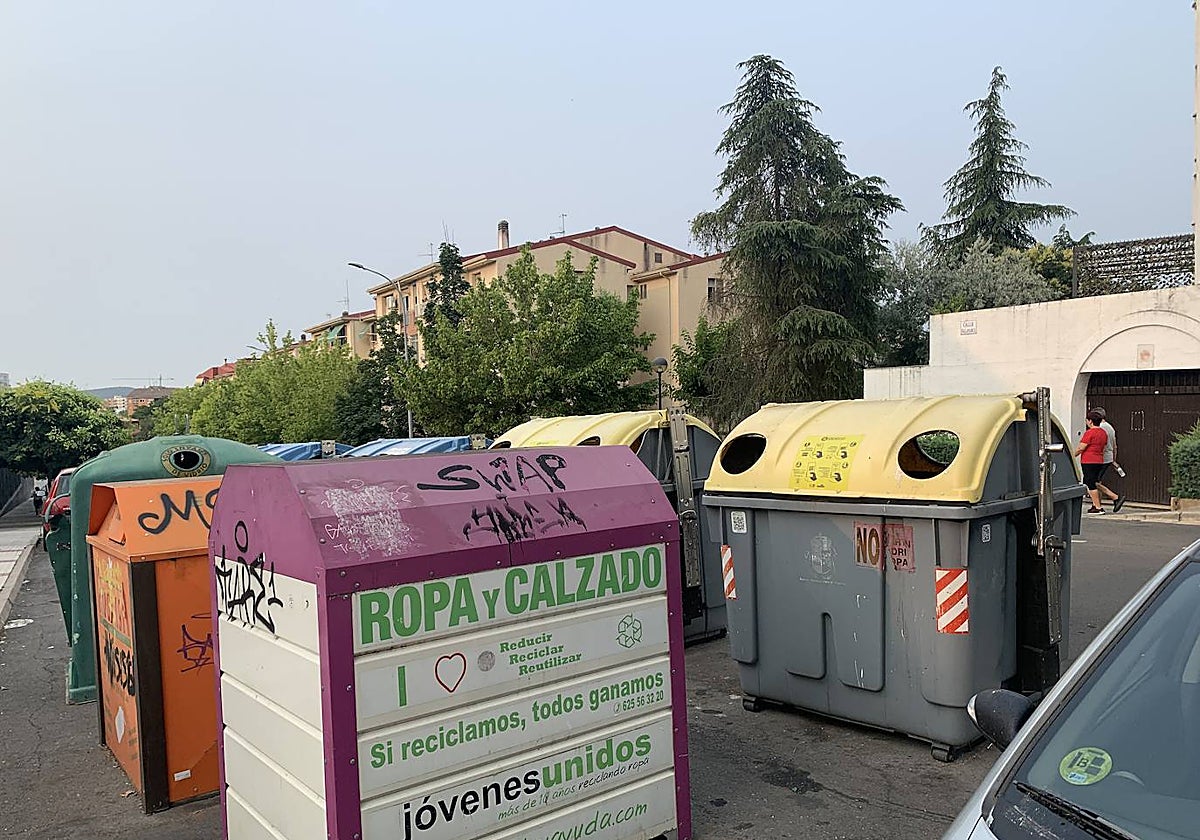 Contenedor para la recogida de ropa y calzado en la zona de Hispanoamérica.