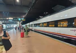 Viajeros bajándose en Madrid con una hora de retraso sobre la hora prevista.