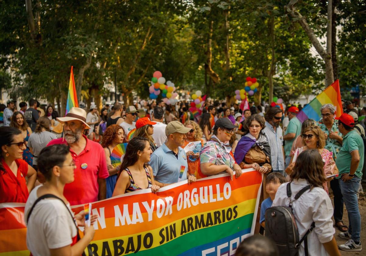 Cientos de personas de todas las edades se manifestaron ayer en defensa de los derechos LGTBI.