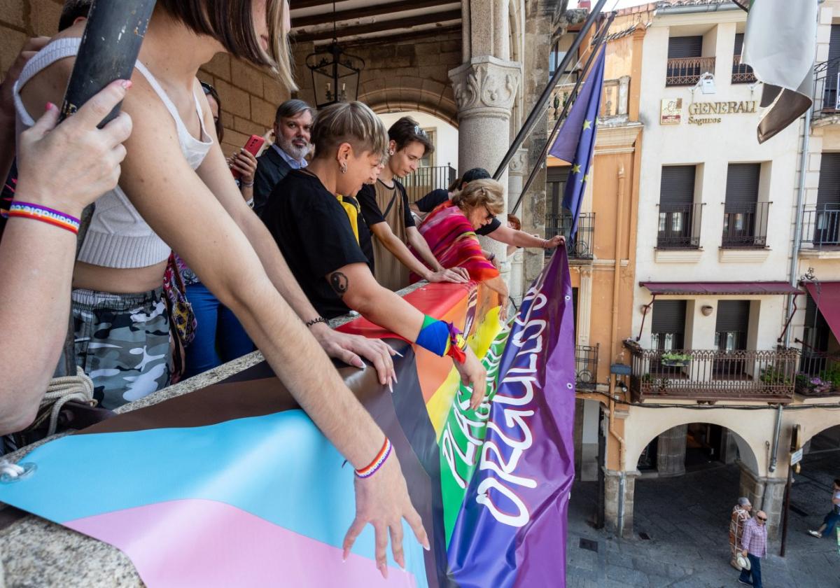 La bandera arcoíris preside desde ayer el balcón de la fachada del ayuntamiento de Plasencia.