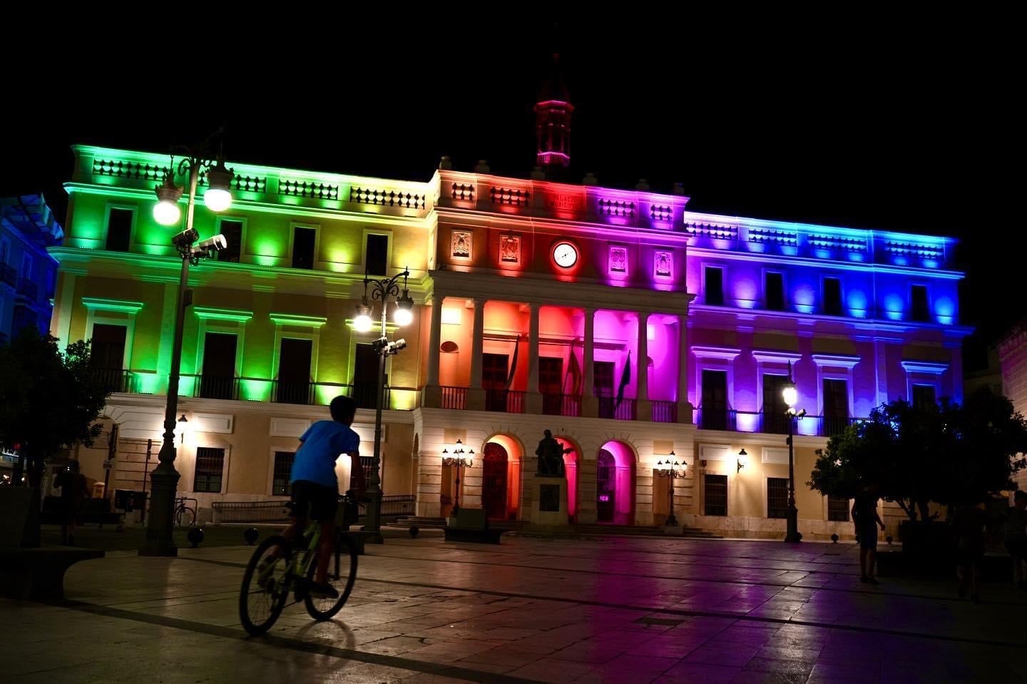 El Ayuntamiento de Badajoz iluminado con los colores LGTBI.