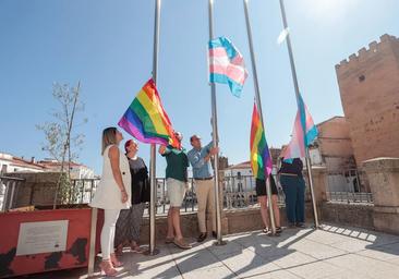 Vox pide que se quite la simbología LGTBI y además se excluye de los actos en Extremadura