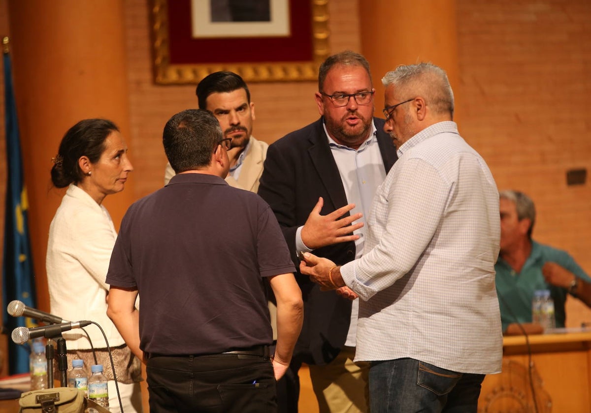 El alcalde de Mérida, Antonio Rodríguez Osuna, charla con los portavoces de la oposición tras el pleno.