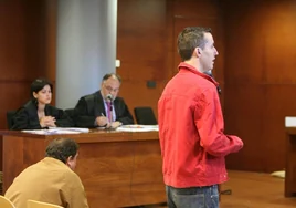 Horacio durante el juicio. Al fondo los abogados Laura Martín Mangas y Estanislao Martín.