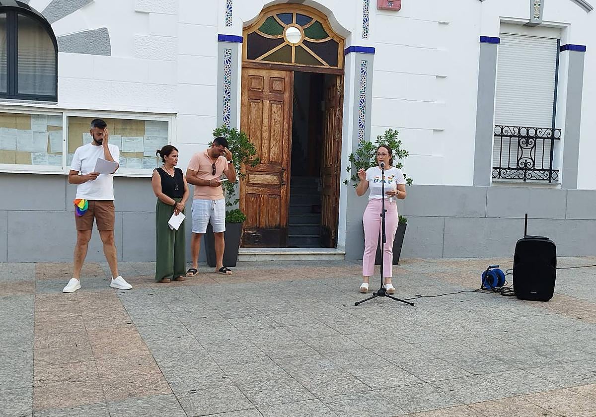 La alcaldesa de Calamonte, Lola Enrique Jiménez, durante la lectura del manifiesto.