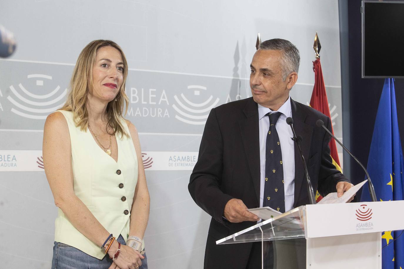 María Guardiola y Ángel Pelayo Gordillo durante la rueda de prensa en la que han informado del acuerdo para formar gobierno en Extremadura