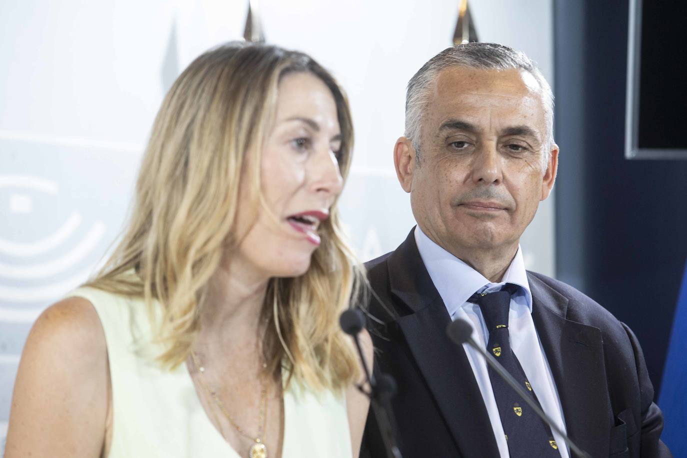 María Guardiola y Ángel Pelayo Gordillo durante la rueda de prensa en la que han informado del acuerdo para formar gobierno en Extremadura