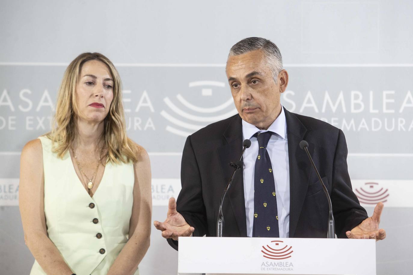 María Guardiola y Ángel Pelayo Gordillo durante la rueda de prensa en la que han informado del acuerdo para formar gobierno en Extremadura