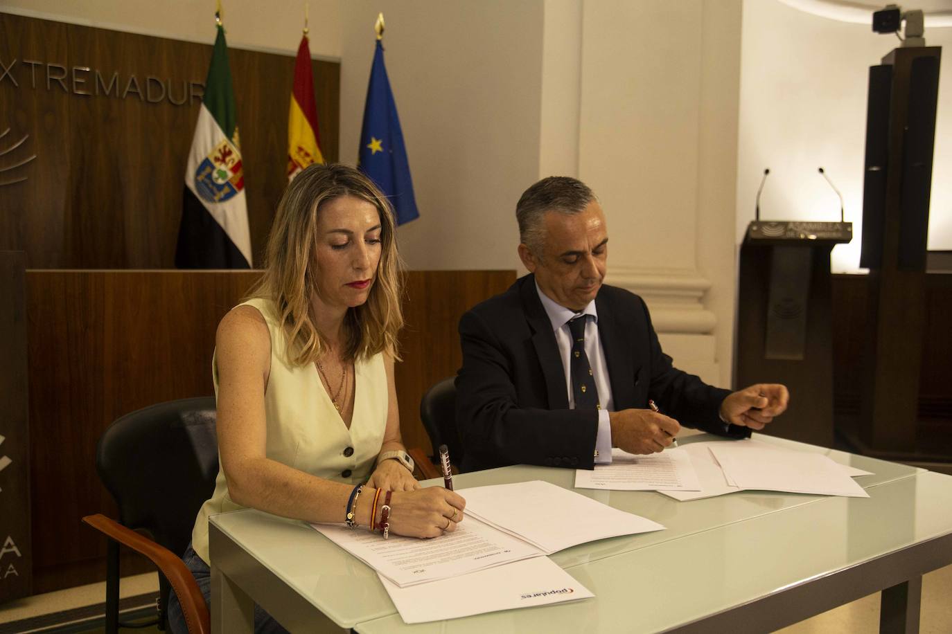 María Guardiola y Ángel Pelayo Gordillo en la firma del acuerdo para formar gobierno en Extremadura