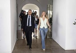 Ángel Pelayo Gordillo y María Guardiola, en la Asamblea de Extremadura.