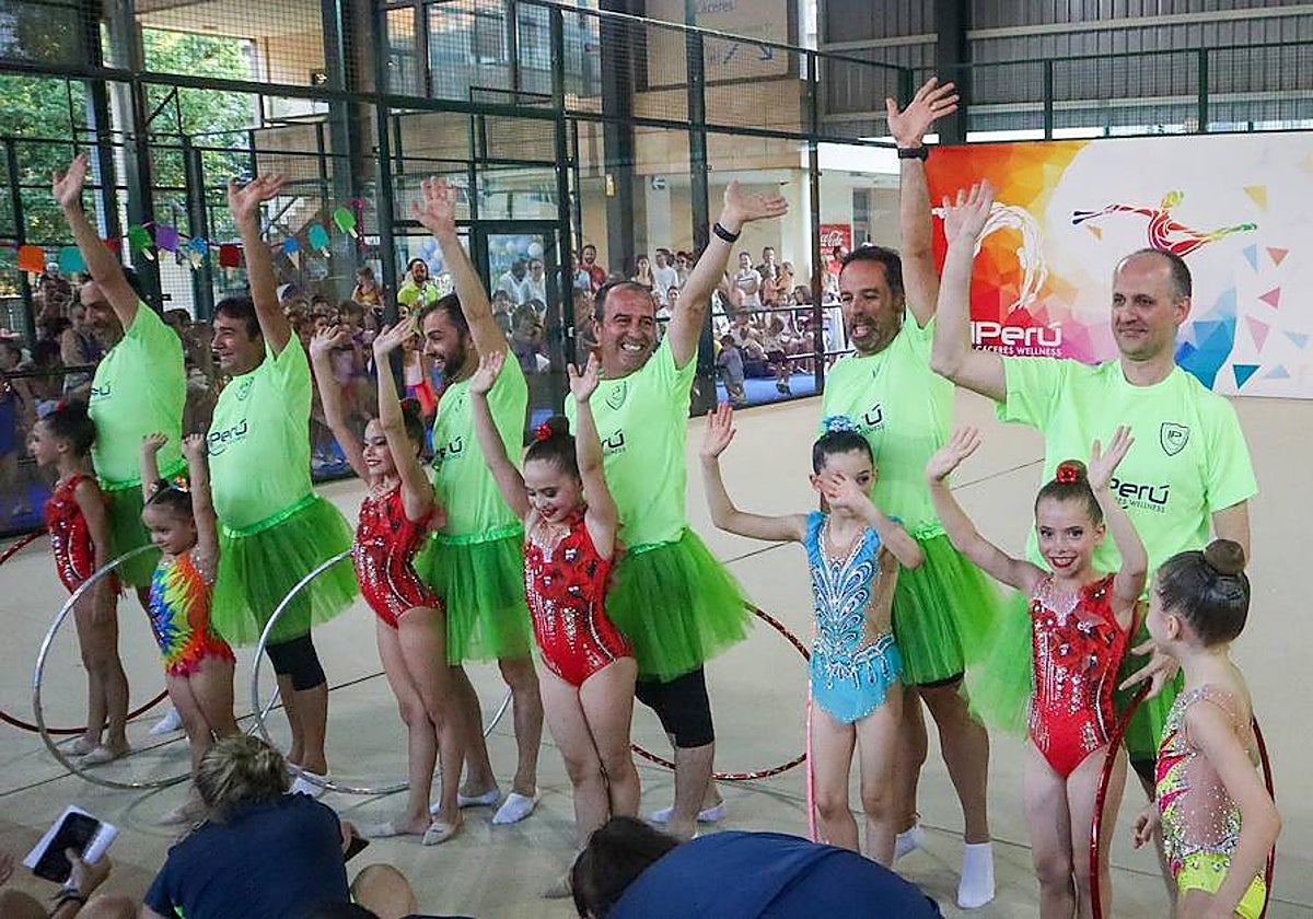 Saludos de padres e hijas al final de la actuación.