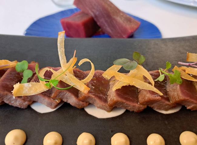 Atún rojo en tataki con holandesa de soja y chips de yuca de La Rebotica.