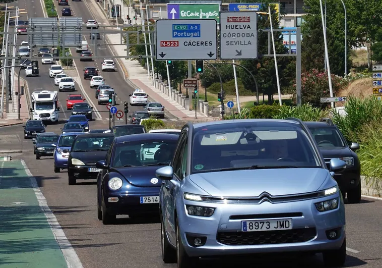 El tráfico es una de las causas de incremento del ozono. En la foto, Badajoz.