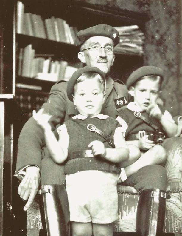 Luis Montesino vestido de militar con dos nietos. En 1936 al ser asesinados su hermano Pablo y su hijo Pablo, él se presentó como voluntario en el ‘bando nacional’, tenía 68 años. Empezó en la Guerra Civil como soldado y al terminar era capitán.