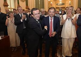 Gallardo y Vara se saludan en el Pleno de la constitución de la Diputación de Badajoz celebrado este sábado.