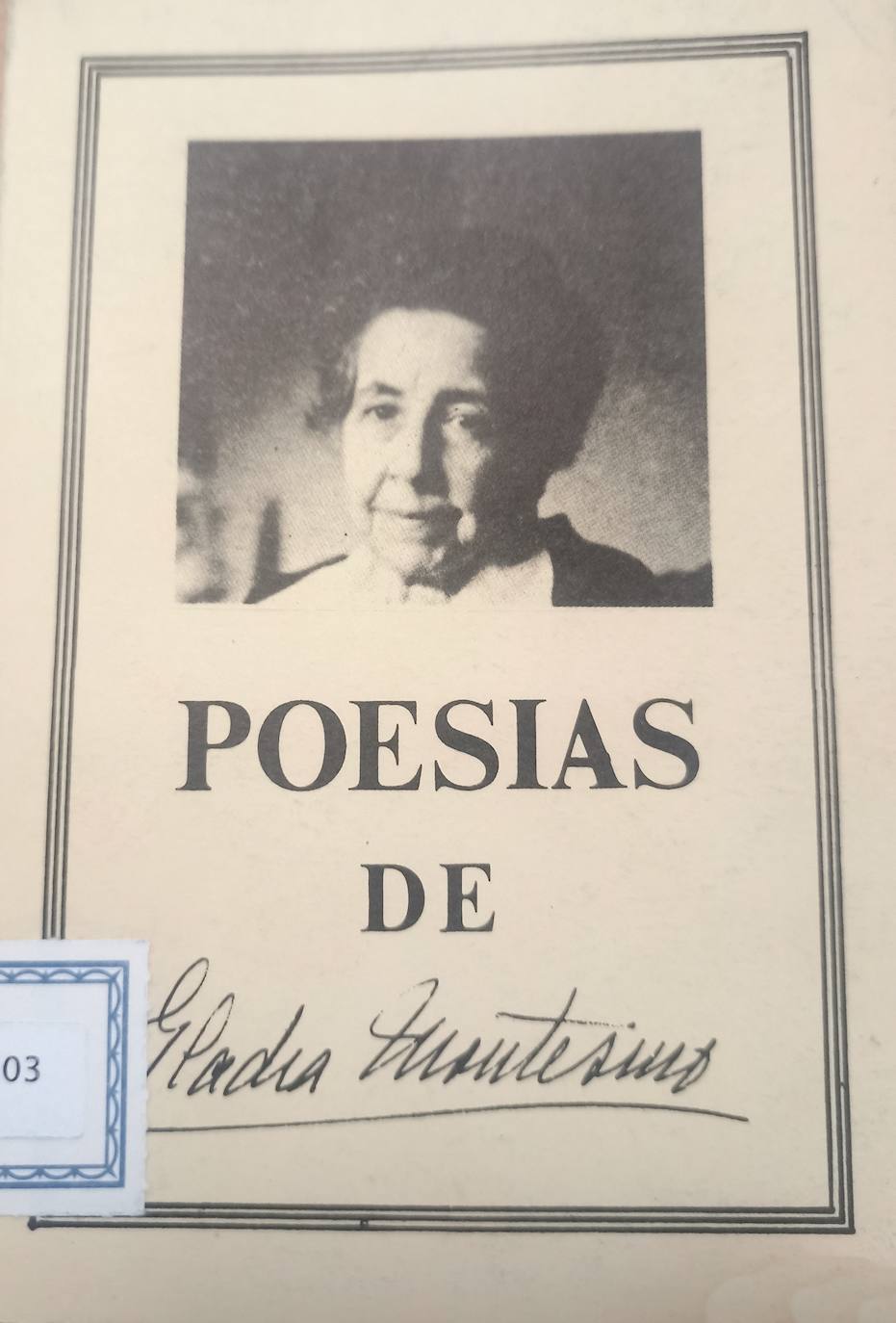 Libro de Poesías de Eladia Montesino que se encuentra en la Biblioteca de Cáceres ‘Rodríguez-Moñino/María Brey’.
