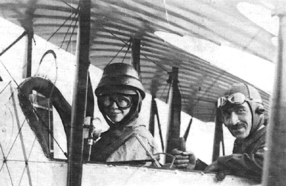 Eladia tuvo su bautismo aéreo con el piloto francés Boulard el 18 de junio de 1919, en el aeródromo de Cuatro Vientos de Madrid. Fue la primera mujer que voló en España.