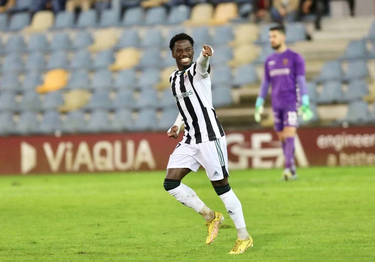 Adilson celebra un tanto con el Badajoz esta temporada.