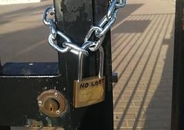 Candado con el mensaje 'no lgtbt' con el que amaneció ayer el recinto de la Zona Joven.