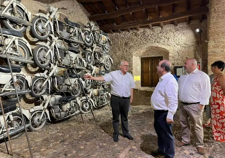 Miquel Iceta atiende a la explicación durante su visita al Museo Vostell en Malpartida de Cáceres.