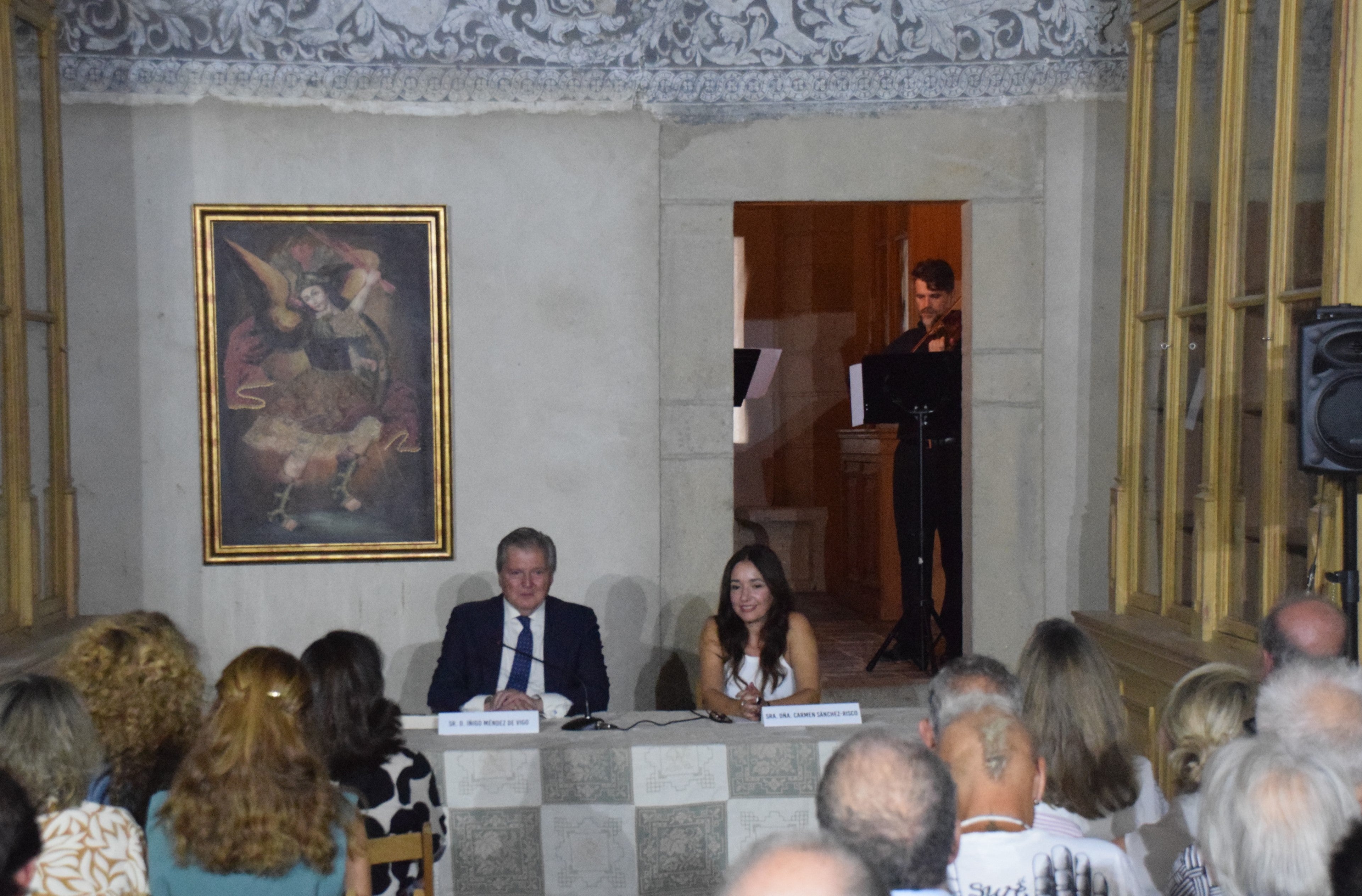 Méndez de Vigo y Carmen Sánchez-Risco en la presentación, dentro del palacio de la Conquista.