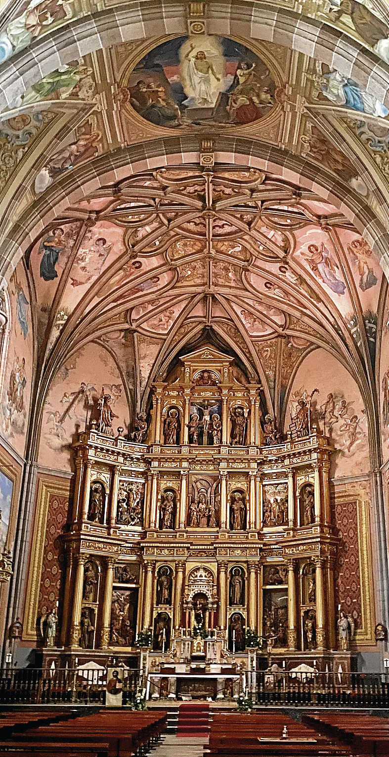 La parroquia del siglo XVI guarda obras de arte de varios artistas.