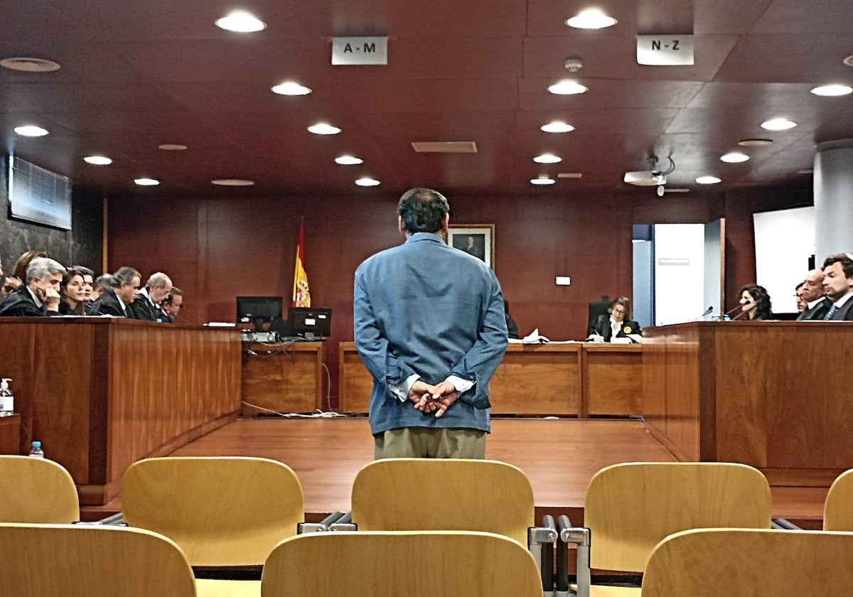 El procesado ante el tribunal, la defensa, la fiscal y las 10 acusaciones particulares.